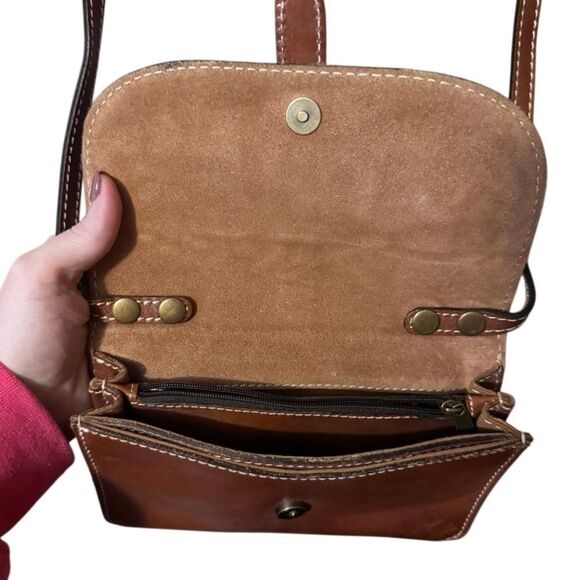 Patricia Nash- Torri Leather Flap Crossbody Burnished Tooled Bag Brass Fixture - Picture 4 of 10